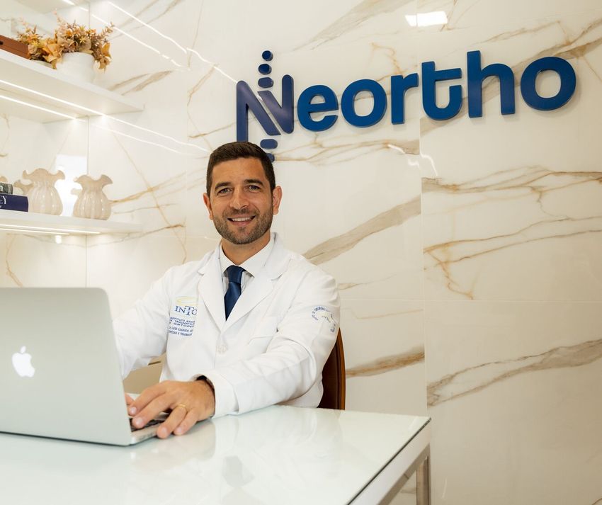 Dr. Luís Eduardo Abílio em seu consultório na Neortho