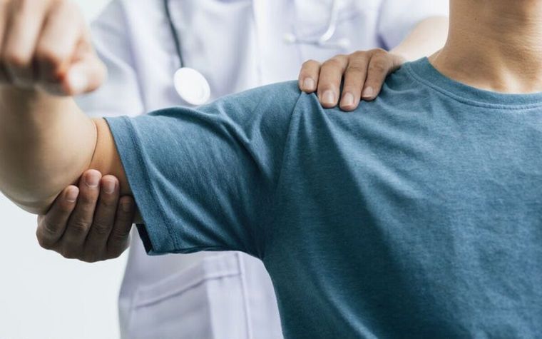 Avaliação médica de dor no ombro e cotovelo